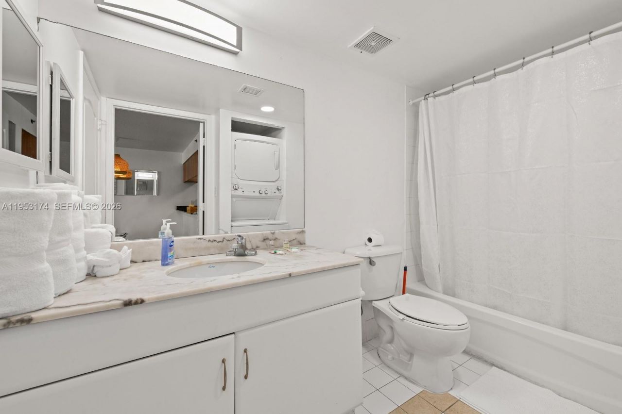 1200 Brickell Bay Dr, Unit 2414, Miami, FL 33131 Photo