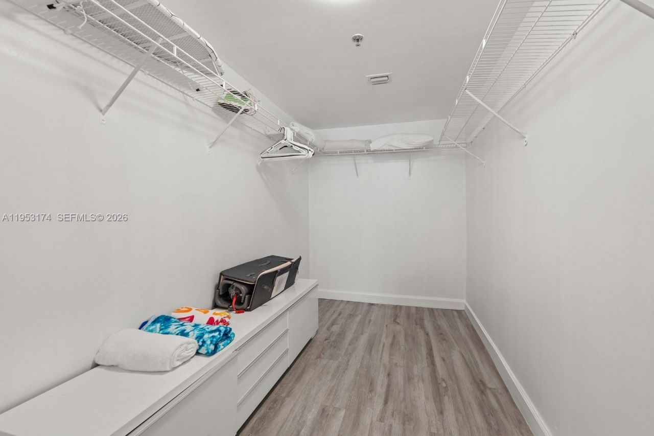 1200 Brickell Bay Dr, Unit 2414, Miami, FL 33131 Photo