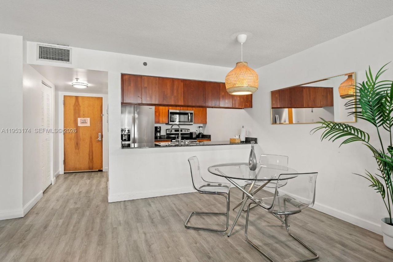 1200 Brickell Bay Dr, Unit 2414, Miami, FL 33131 Photo