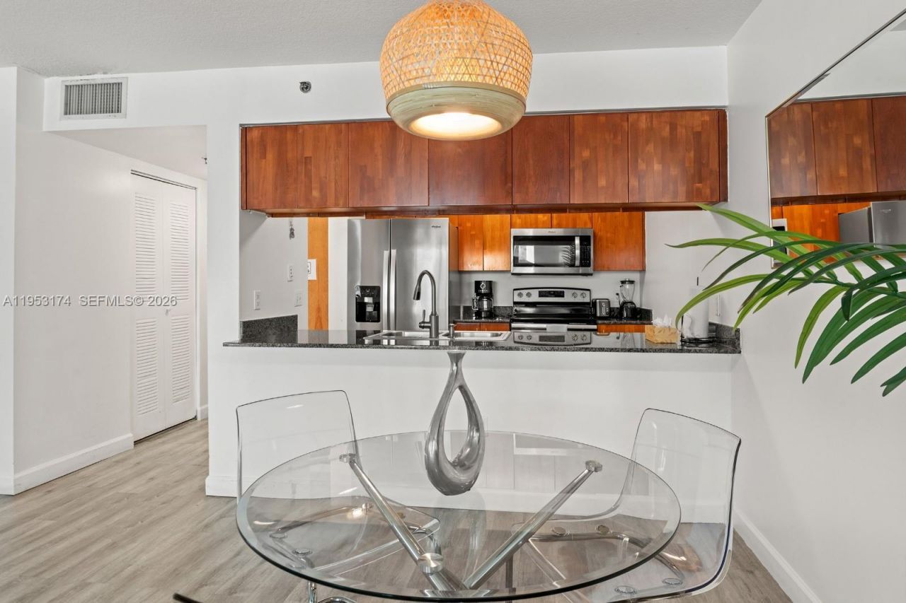 1200 Brickell Bay Dr, Unit 2414, Miami, FL 33131 Photo