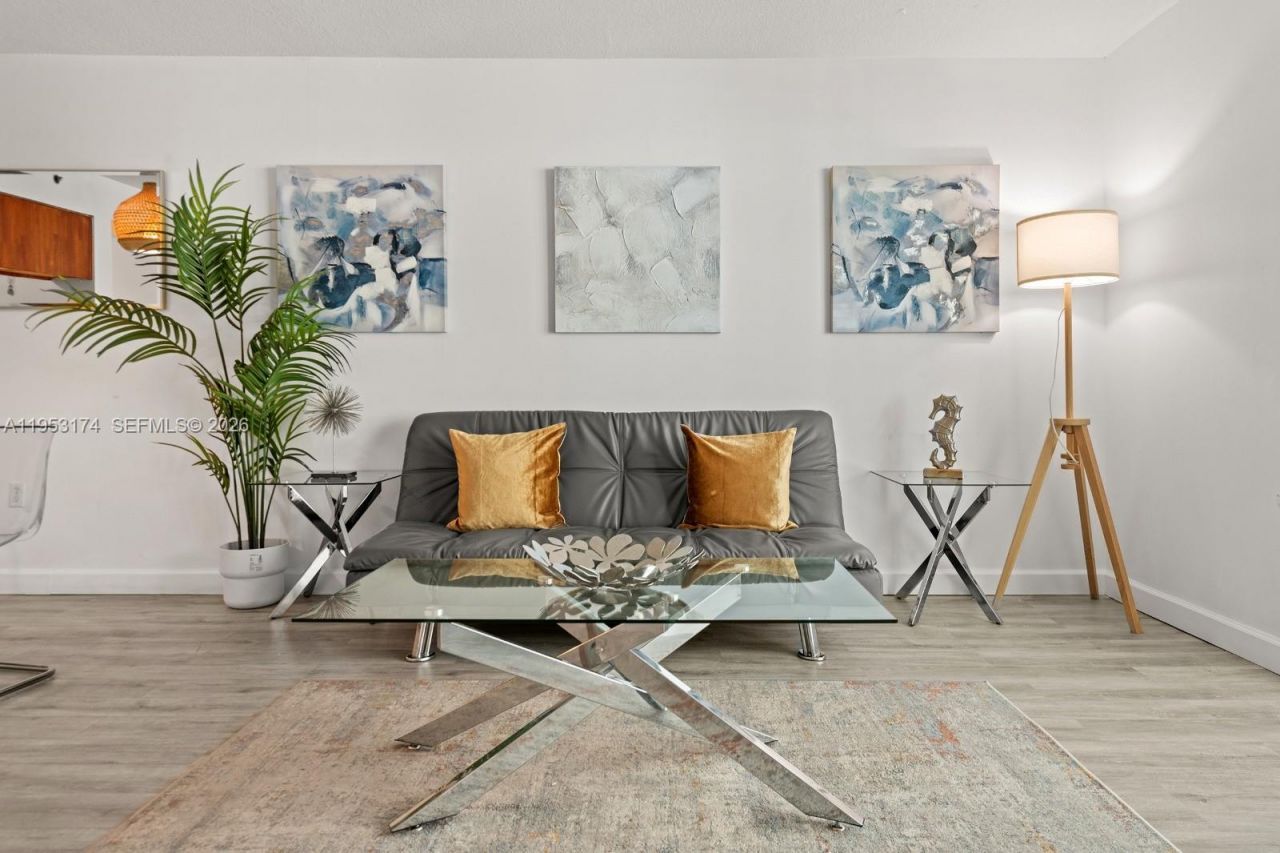 1200 Brickell Bay Dr, Unit 2414, Miami, FL 33131 Photo