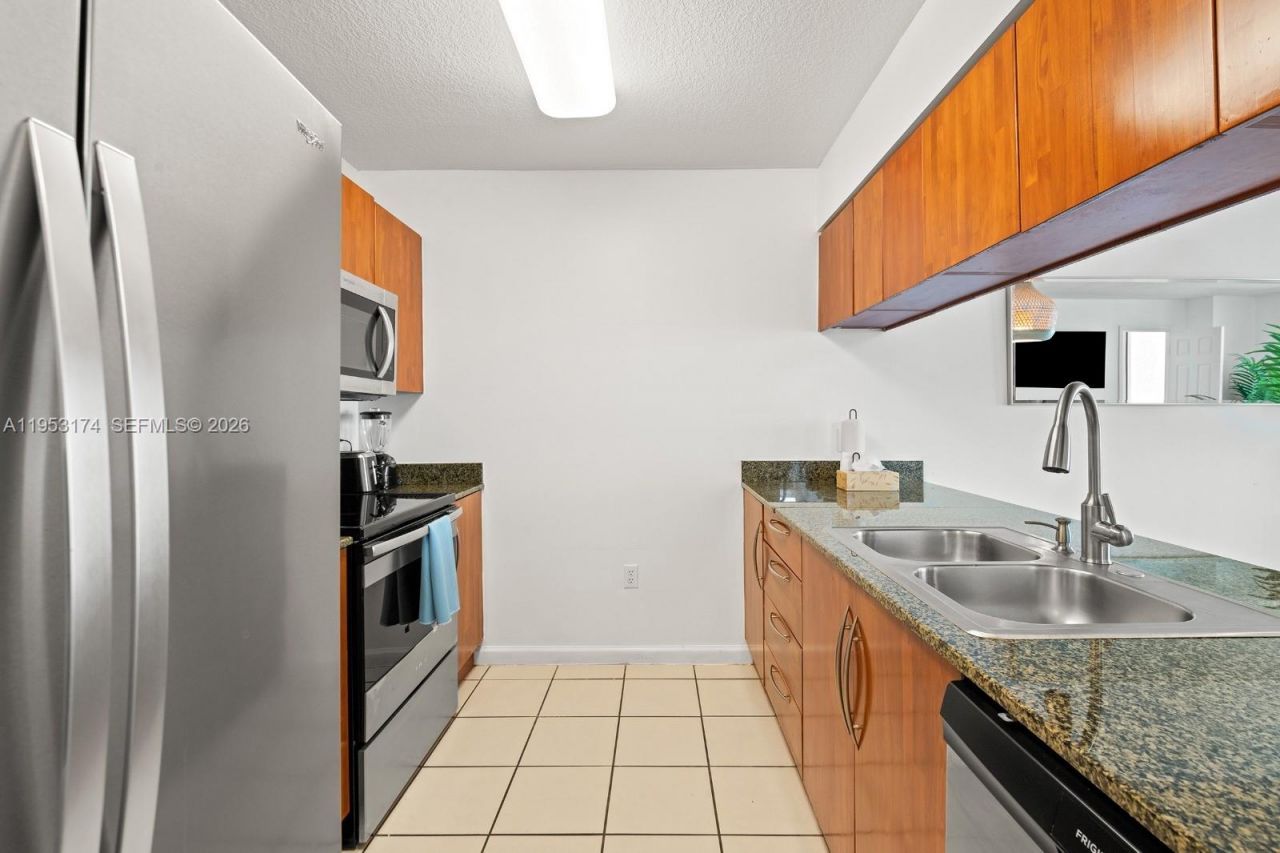 1200 Brickell Bay Dr, Unit 2414, Miami, FL 33131 Photo