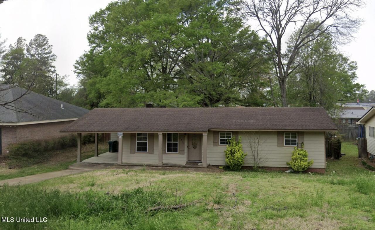 1815 Woodlawn Avenue, Yazoo City, MS 39194 Main Photo