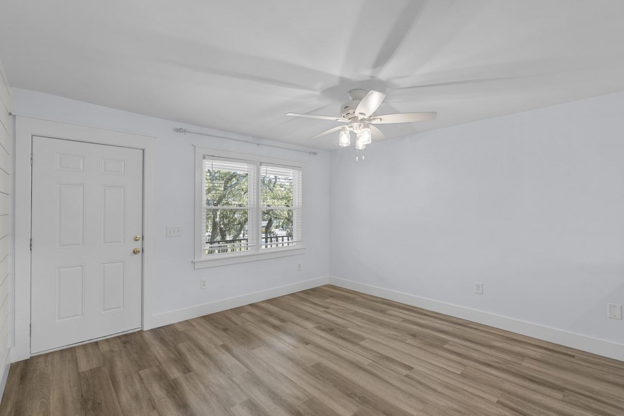 404 Saint Charles Court Court Photo 16