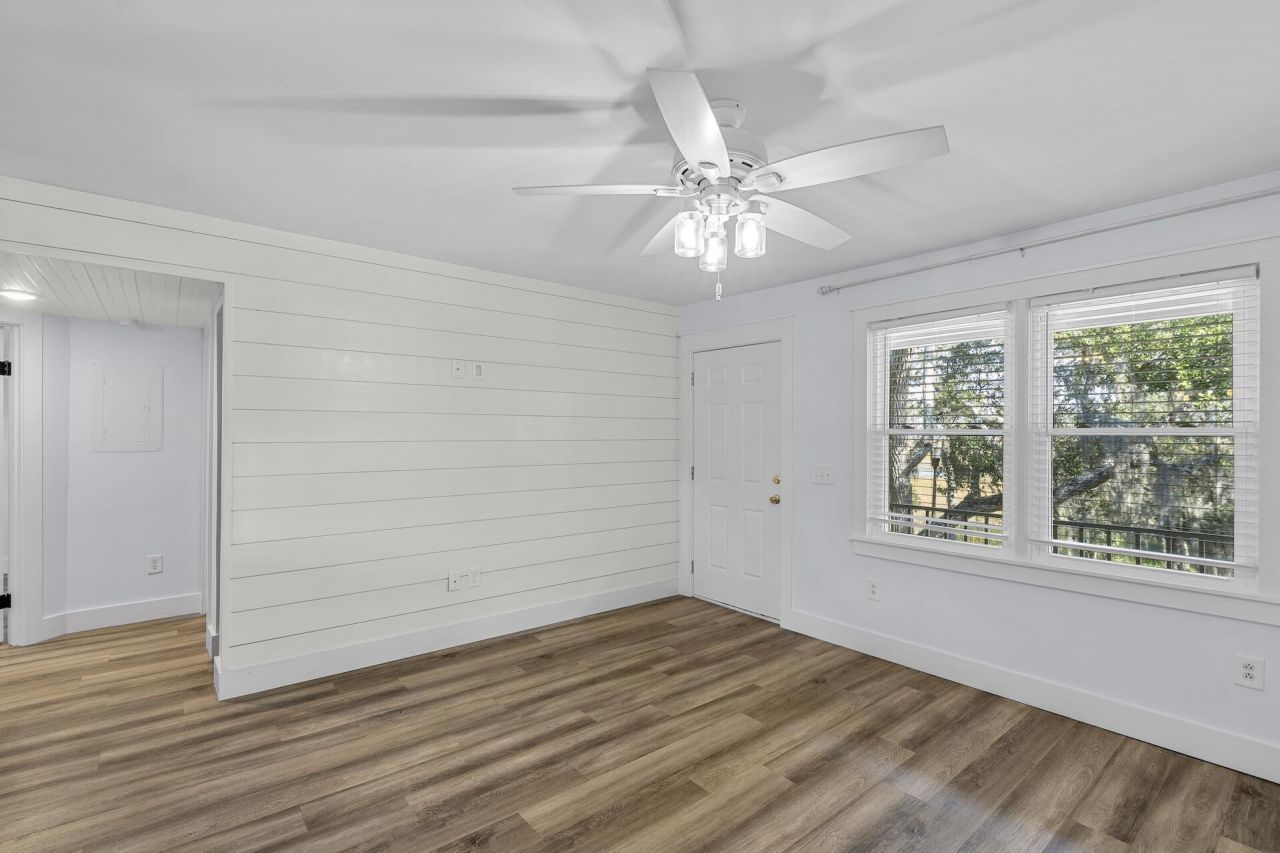 404 Saint Charles Court Court Photo 17