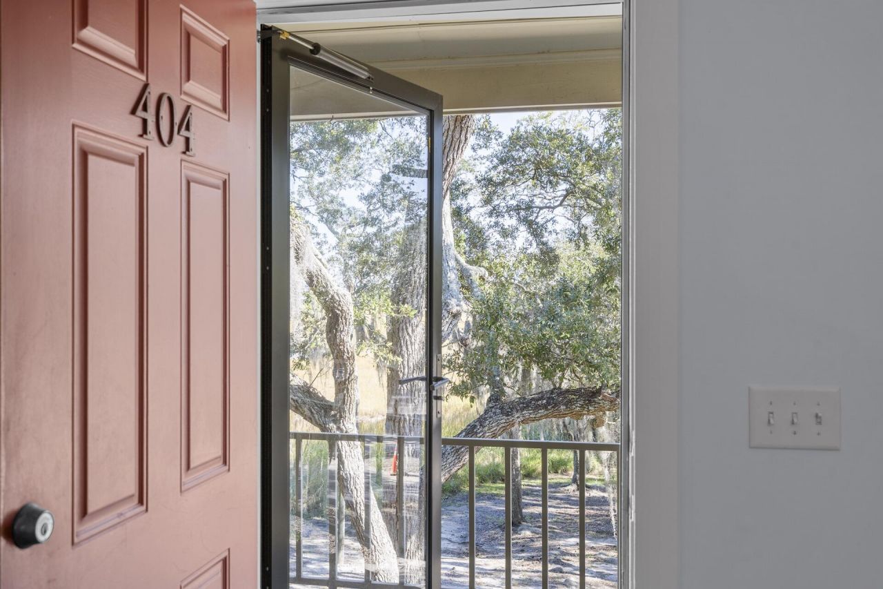 404 Saint Charles Court Court Photo 25