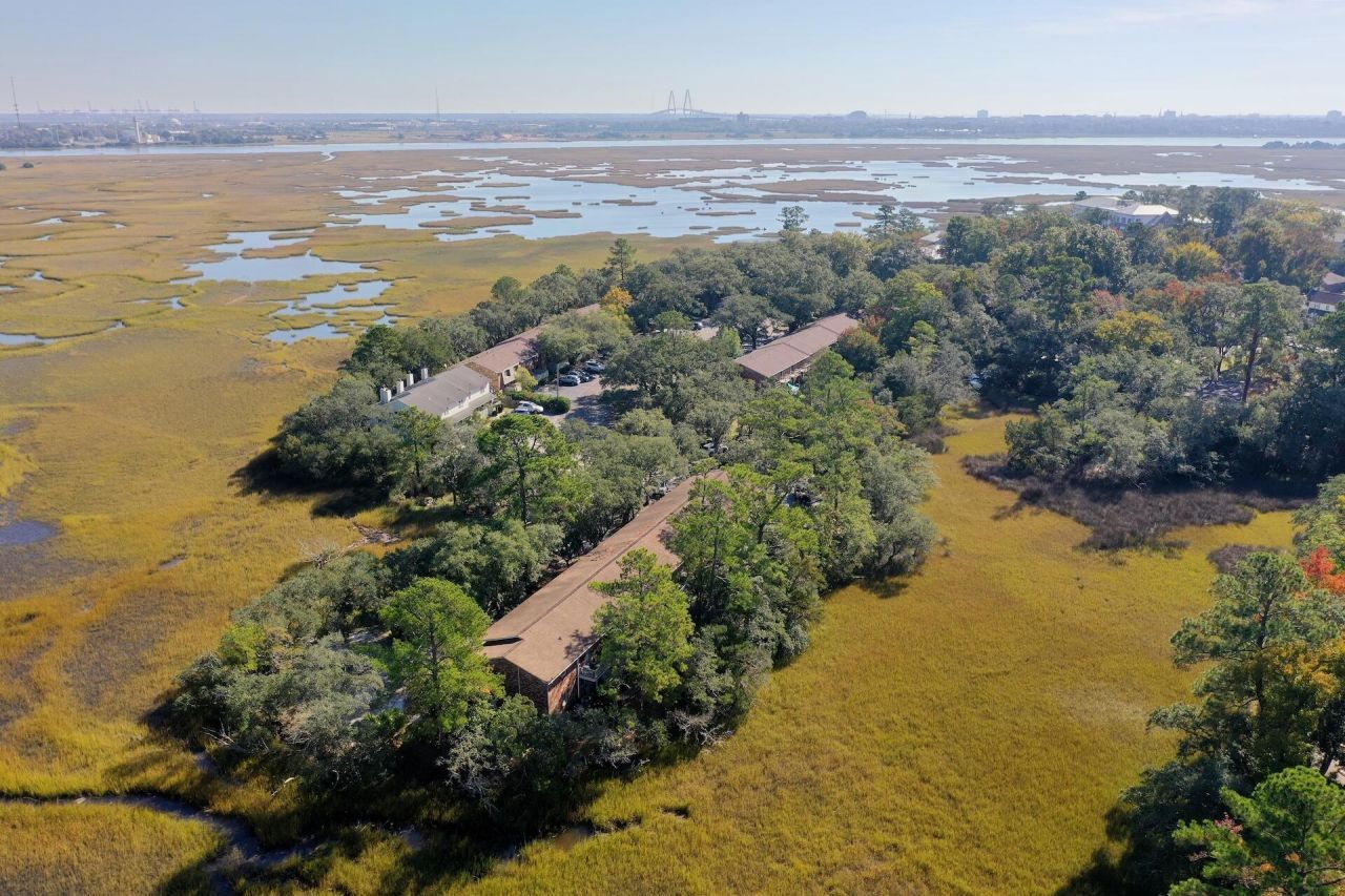 404 Saint Charles Court Court Photo 28