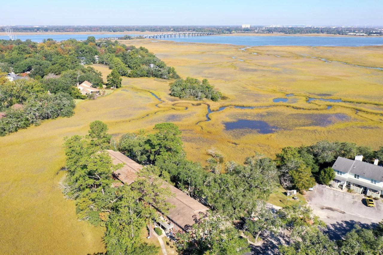 404 Saint Charles Court Court Photo 4