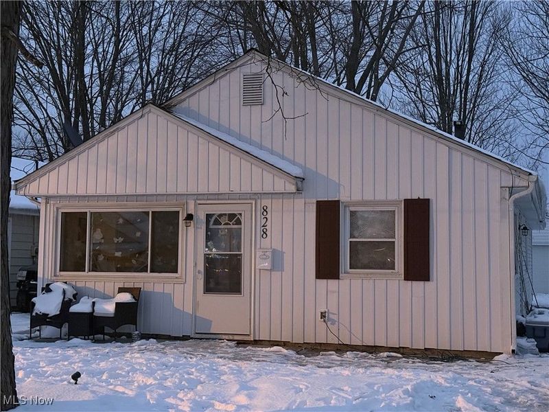 828 S Logan Street, Elyria, OH 44035 Photo 2