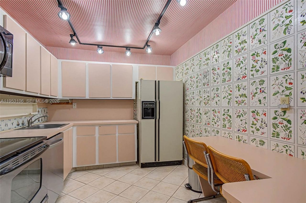 1420 Brickell Bay Dr, Unit 904B, Miami, FL 33131 Photo