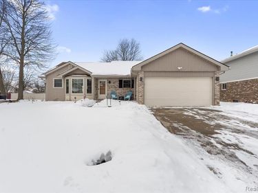 21526 E Chipmunk Trail, Woodhaven, MI 48183