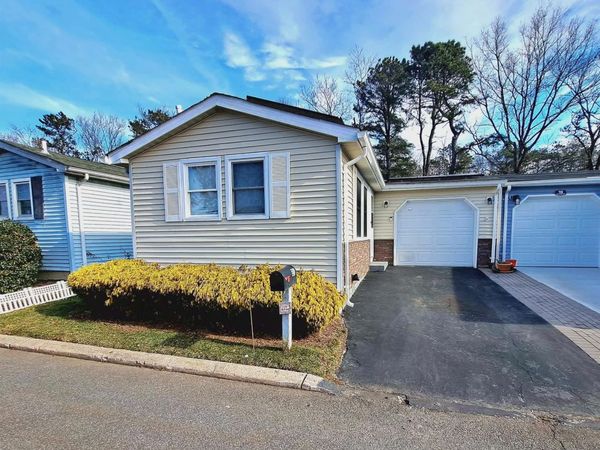 21 Village Circle E, Manorville, NY 11949