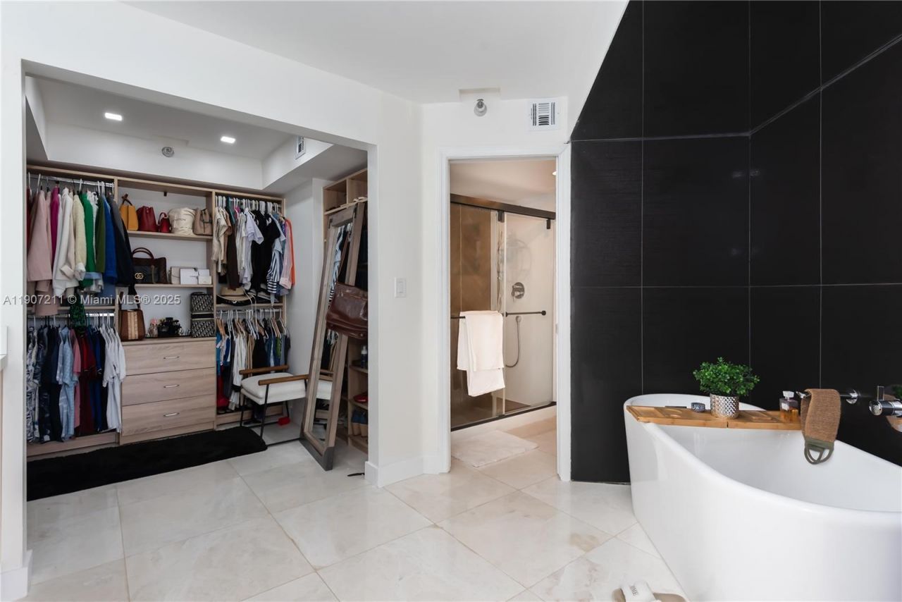 3500 Mystic Pointe Dr, Unit 2206, Aventura, FL 33180 Photo