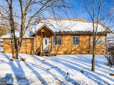 751 W PENNSYLVANIA AVENUE, PEN ARGYL, PA 18072