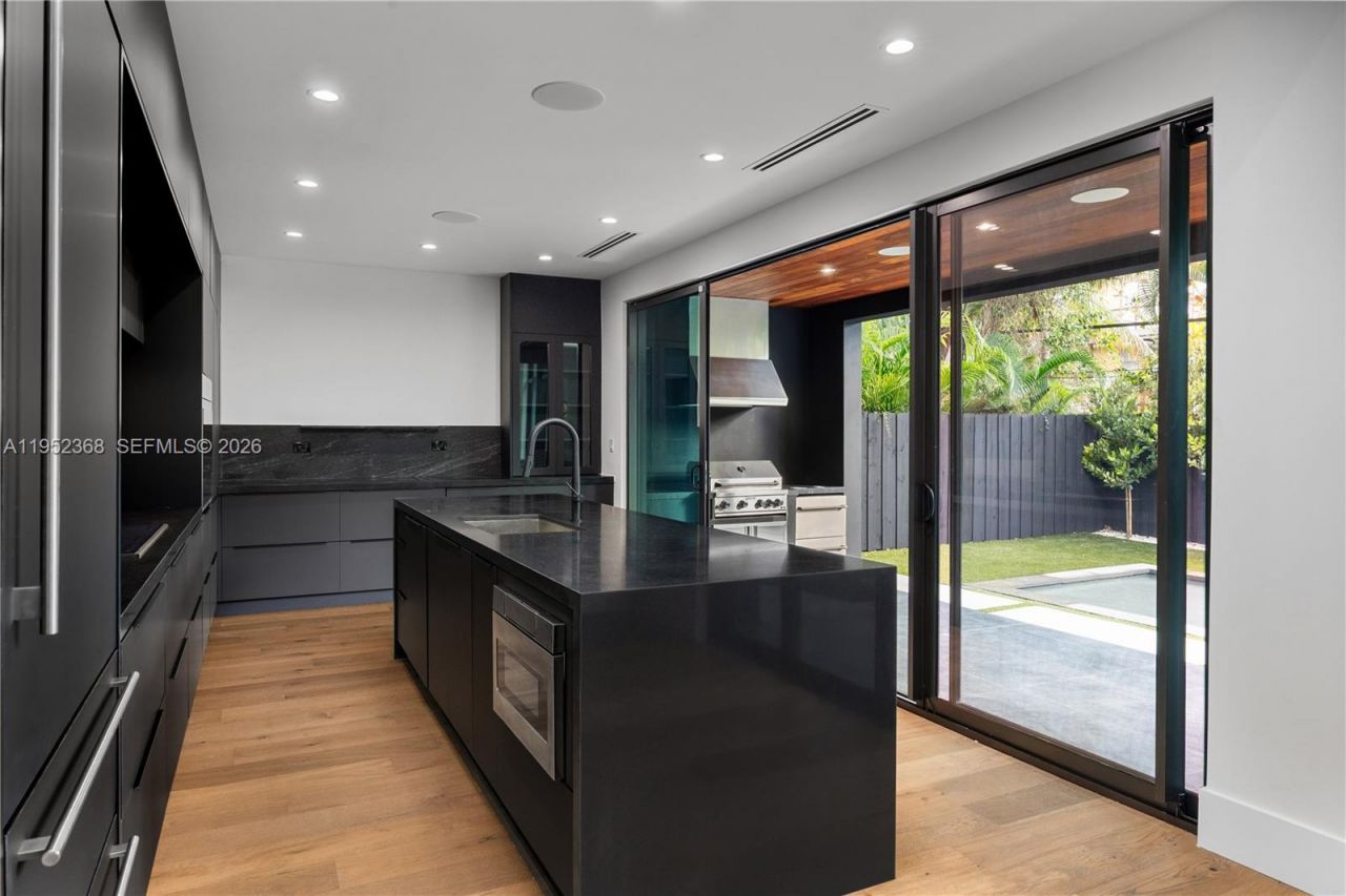 30 NE 50th St , Miami, FL 33137 Photo