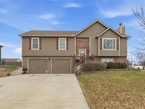 299 Rawlings Drive, Tonganoxie, KS 66086