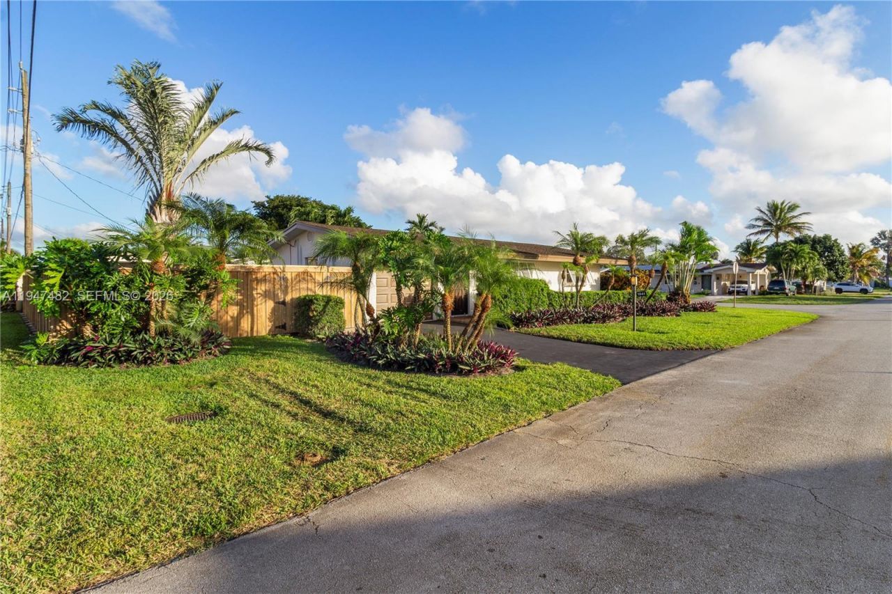 1541 NW 83rd Way, Pembroke Pines, FL 33024 Photo