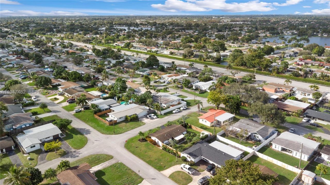 1541 NW 83rd Way, Pembroke Pines, FL 33024 Photo