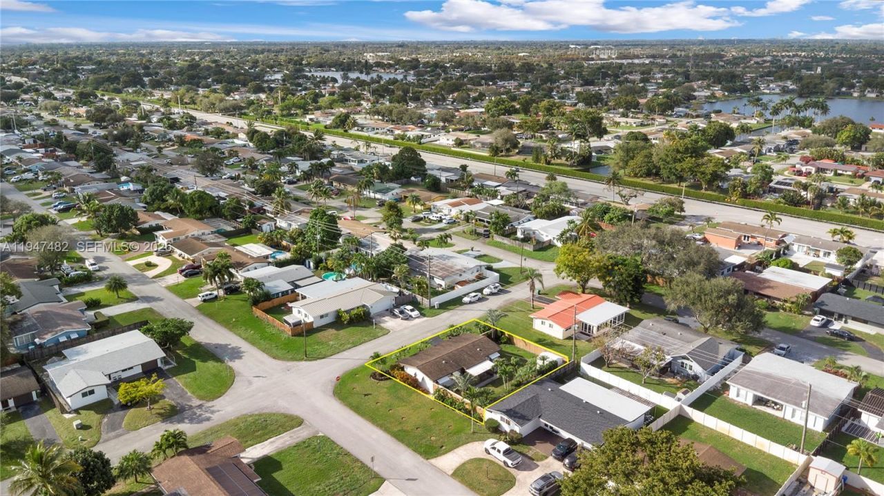 1541 NW 83rd Way, Pembroke Pines, FL 33024 Photo