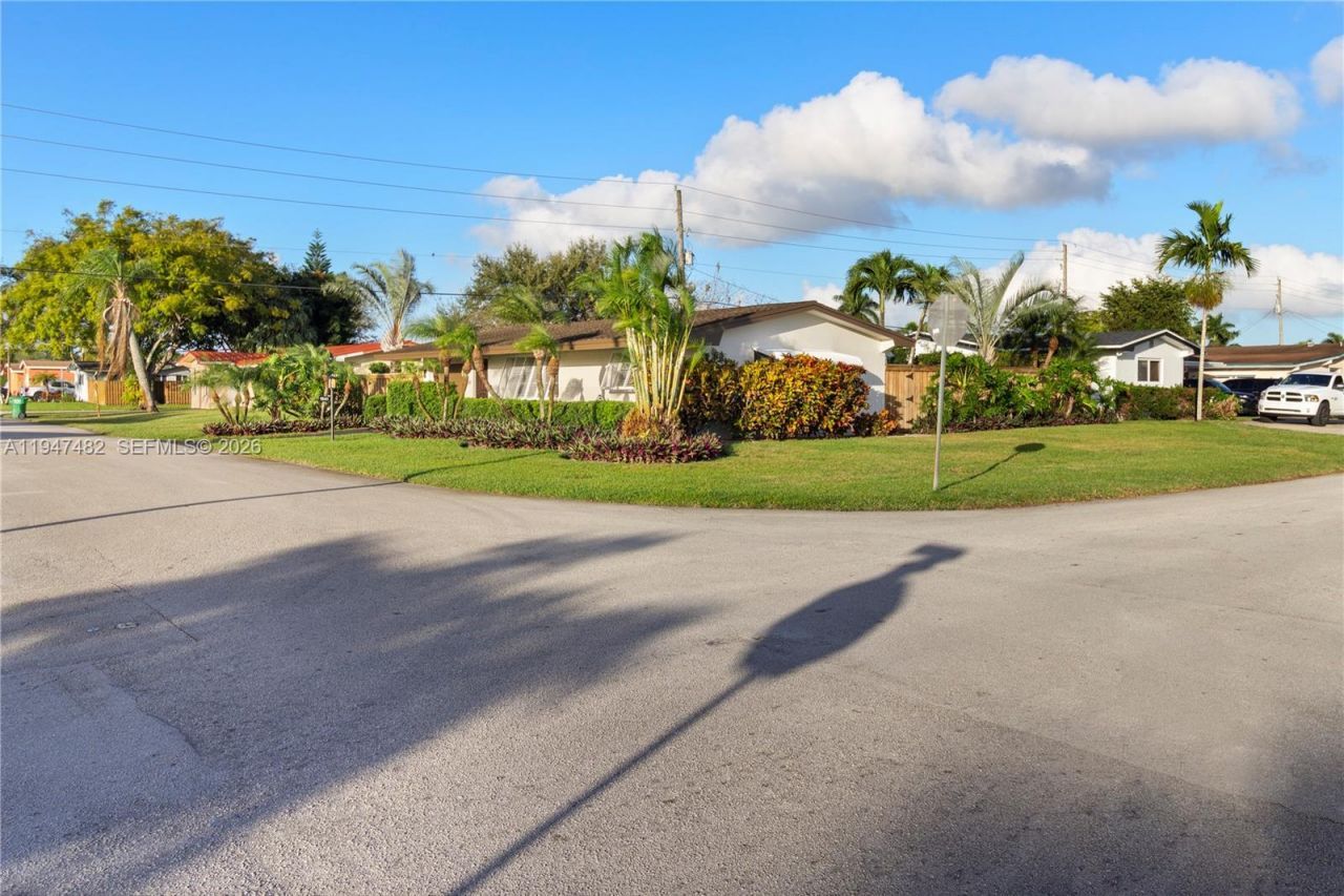 1541 NW 83rd Way, Pembroke Pines, FL 33024 Photo