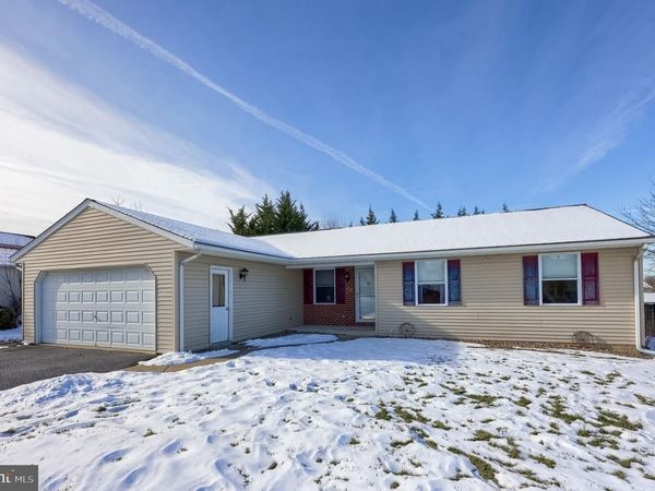 32 VILLAGE DRIVE, NEWMANSTOWN, PA 17073