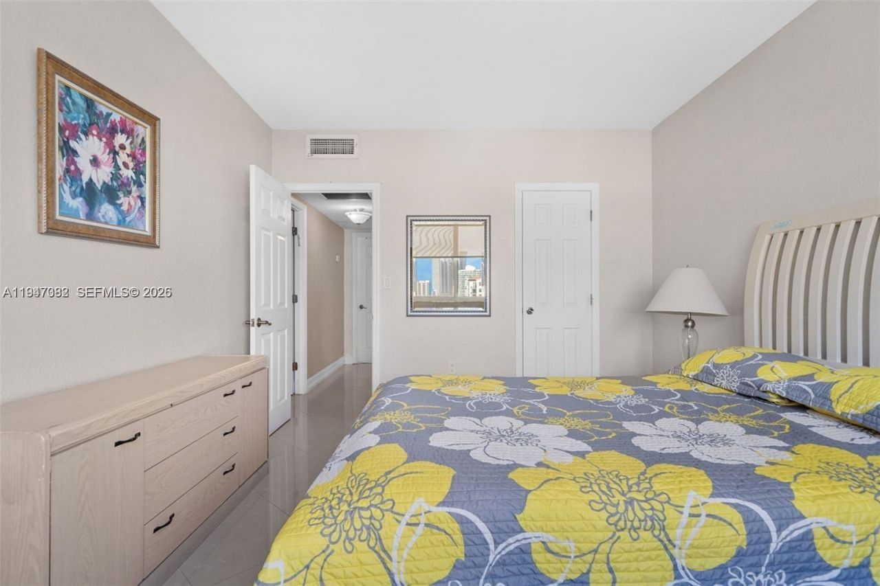 300 Bayview Dr , Unit 1707, Sunny Isles Beach, FL 33160 Photo