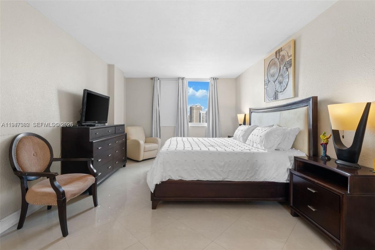 300 Bayview Dr , Unit 1707, Sunny Isles Beach, FL 33160 Photo