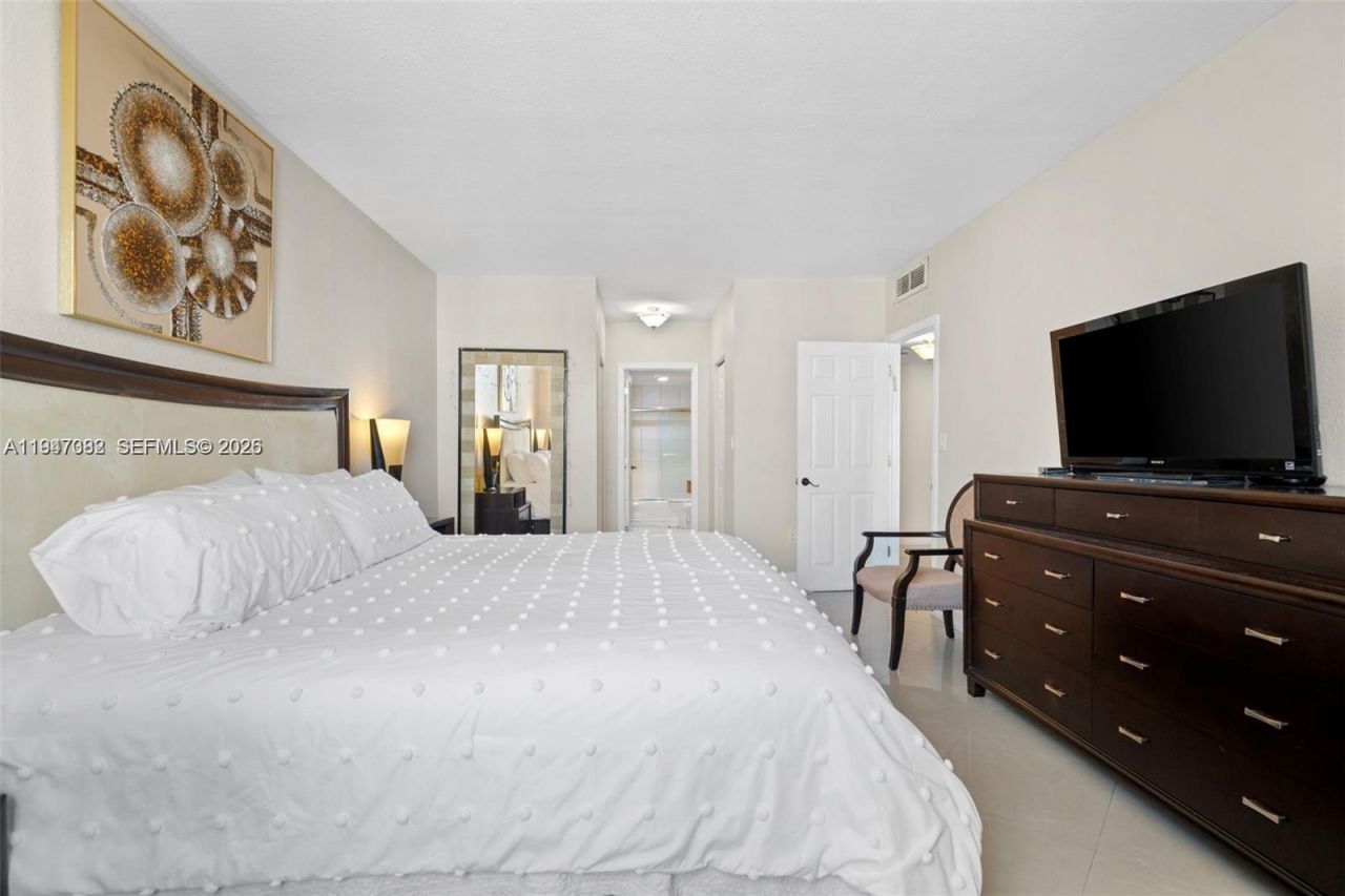 300 Bayview Dr , Unit 1707, Sunny Isles Beach, FL 33160 Photo