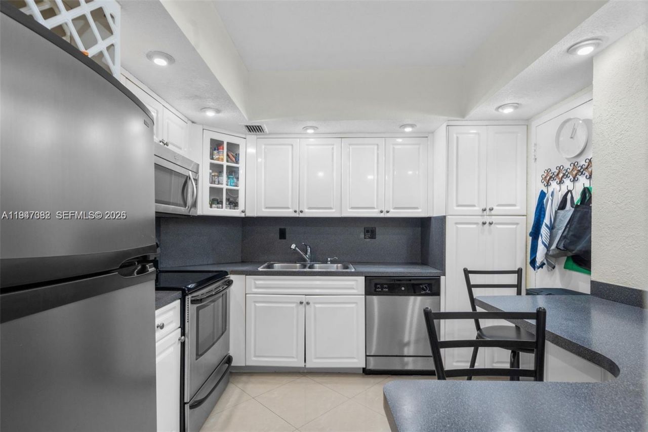 300 Bayview Dr , Unit 1707, Sunny Isles Beach, FL 33160 Photo