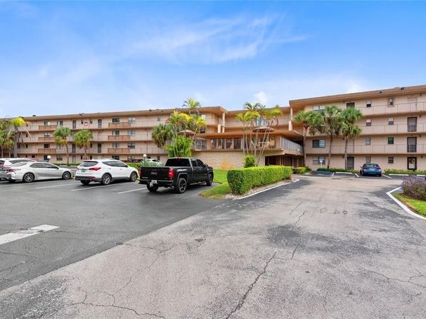 9300 SW 8th Street, Unit 422, Boca Raton, FL 33428