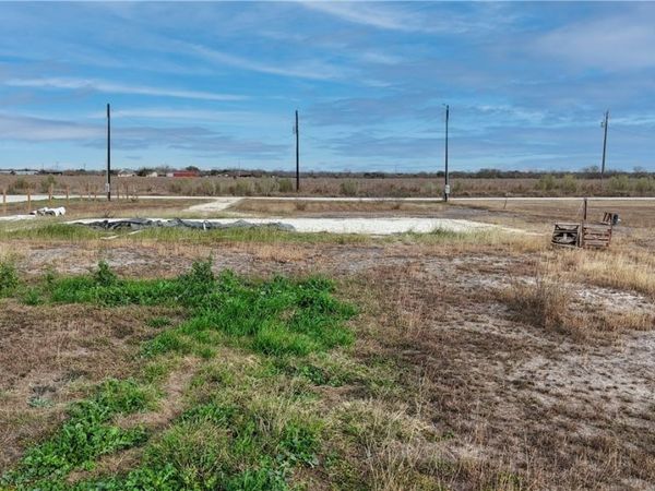 631 County Road 5715 , Natalia, TX 78059