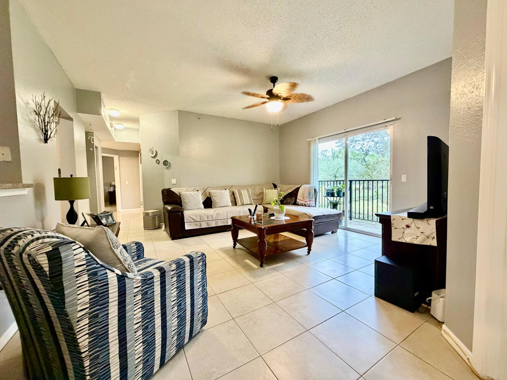 330 Crestwood Circle N, Unit 202, Royal Palm Beach, FL 33411 Photo