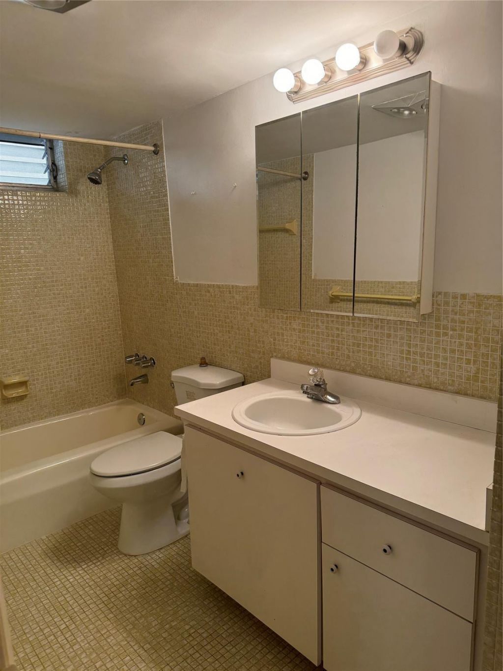 2910 Point Drive, Unit M214, Aventura, FL 33160 Photo