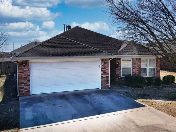 4001 SW Carriageway Avenue , Bentonville, AR 72712