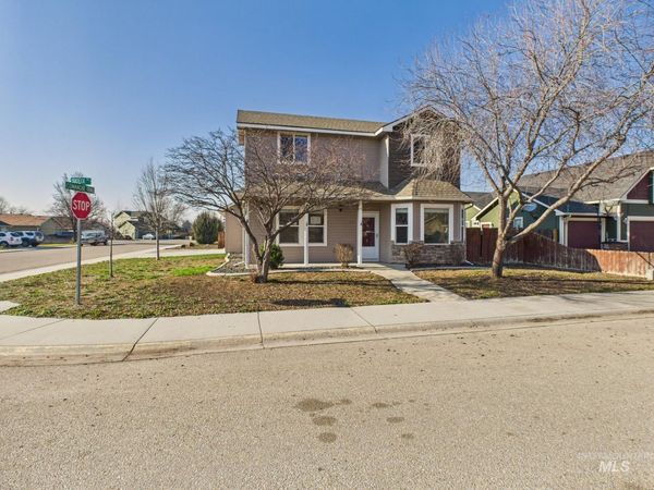 819 Sioux Ave, Emmett, ID 83617