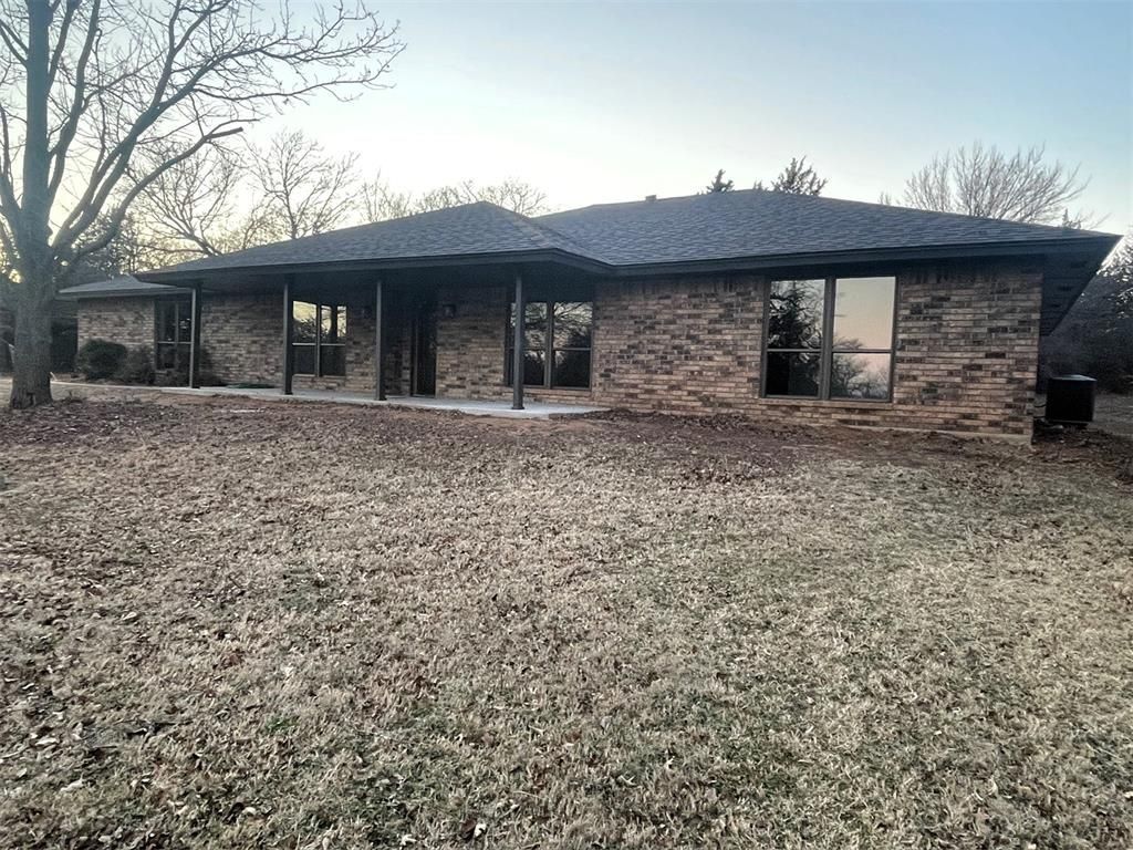 1201 Rolling Hills Drive Harrah, OK 