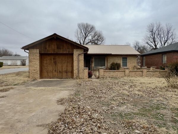 814 N Oklahoma Avenue, Mangum, OK 73554