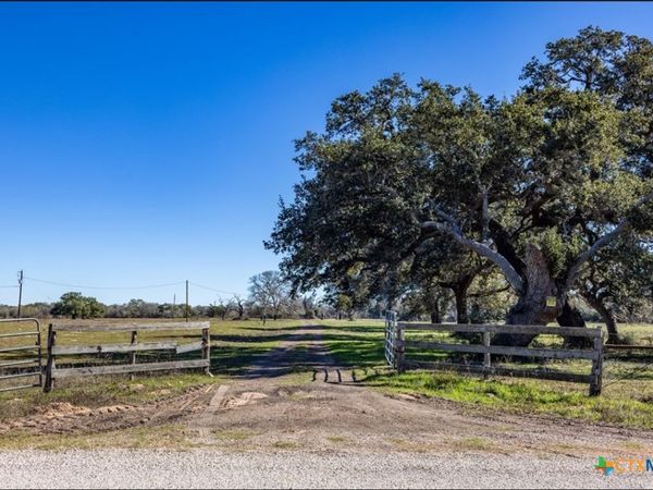 000 County Road 284, Edna, TX 77957