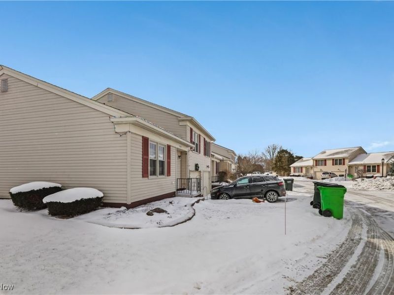 5279 Creekside Boulevard, Unit V43, Brunswick Hills, OH 44212 Photo 4