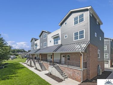 1915 Dahlman Rows Plaza, Omaha, NE 68108