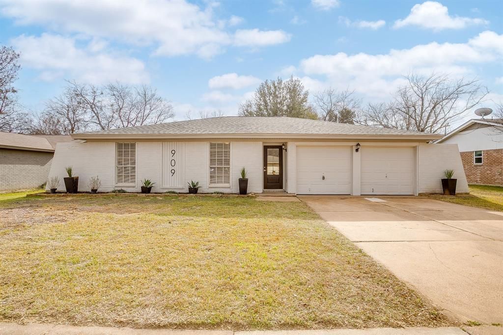 909 Jayellen Court, Burleson, TX 76028 Main Photo