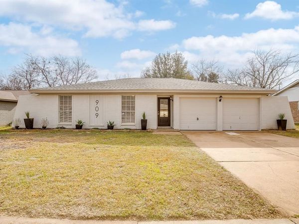 909 Jayellen Court, Burleson, TX 76028