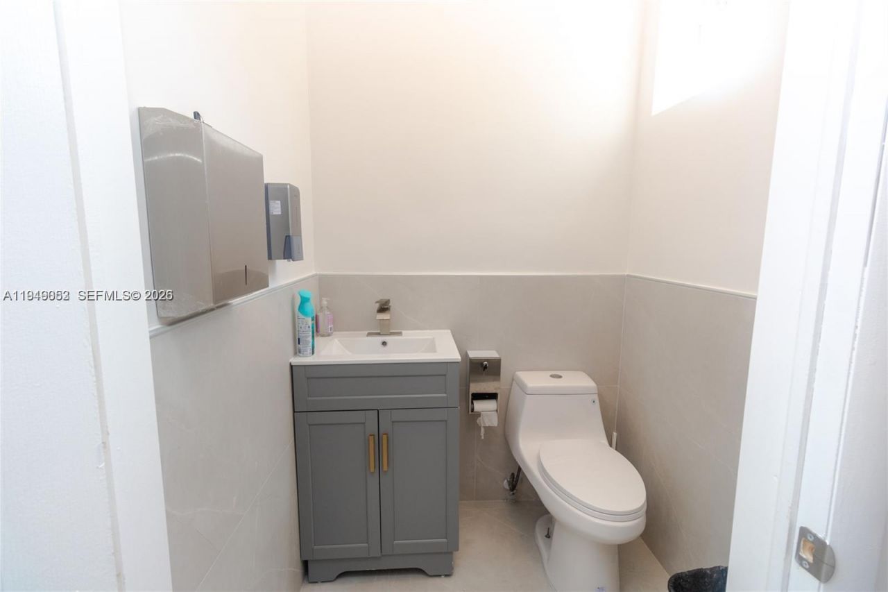 13639 W Dixie Hwy , North Miami, FL 33161 Photo