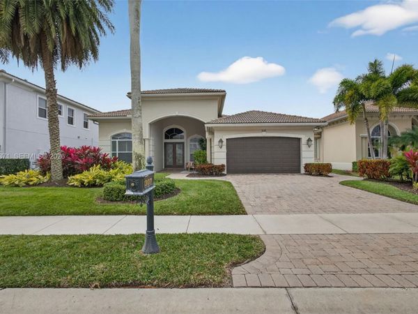 307 Charroux Dr, Palm Beach Gardens, FL 33410