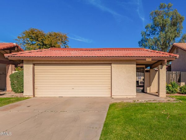 5222 E TAMBLO Drive, Phoenix, AZ 85044