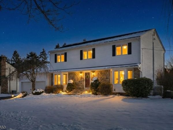 2 Mettle Ln, Roxbury, NJ 07885