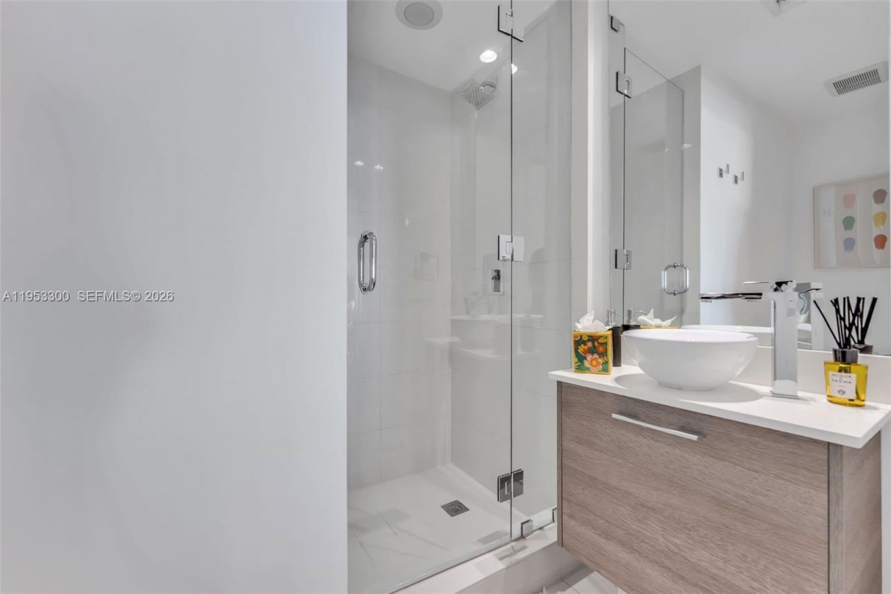 650 NE 32 St, Unit 2703, Miami, FL 33137 Photo