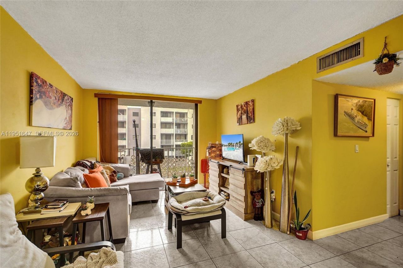8145 NW 7th St, Unit 315, Miami, FL 33126 Photo