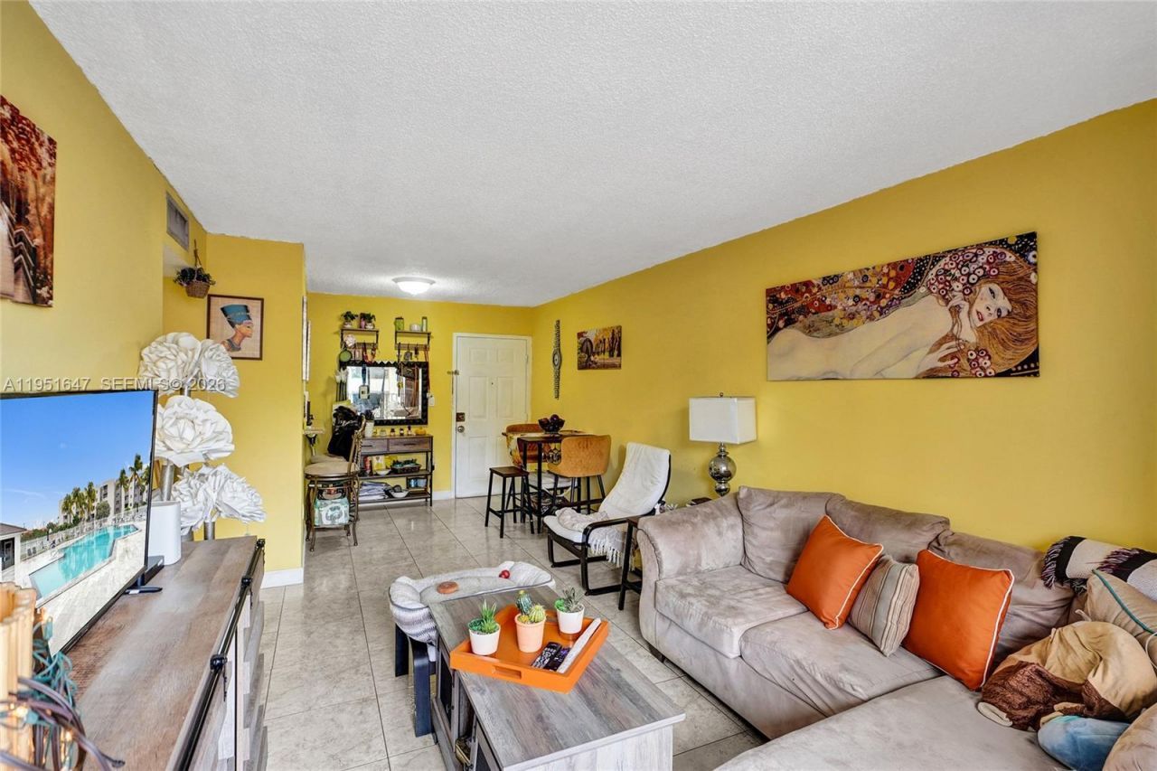 8145 NW 7th St, Unit 315, Miami, FL 33126 Photo