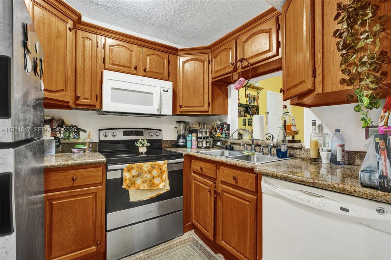 8145 NW 7th St, Unit 315, Miami, FL 33126 Photo
